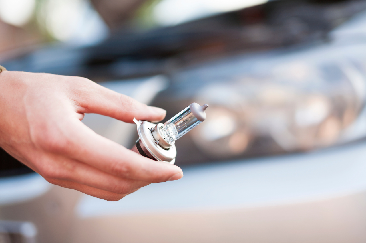 come sostituire una lampadina auto